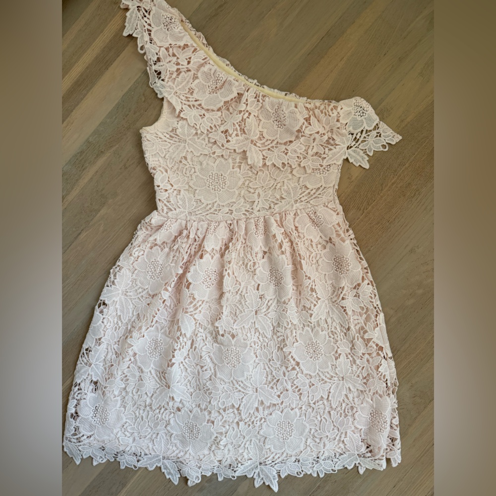 Vero Moda Off shoulder Lace Dress in Light Pink